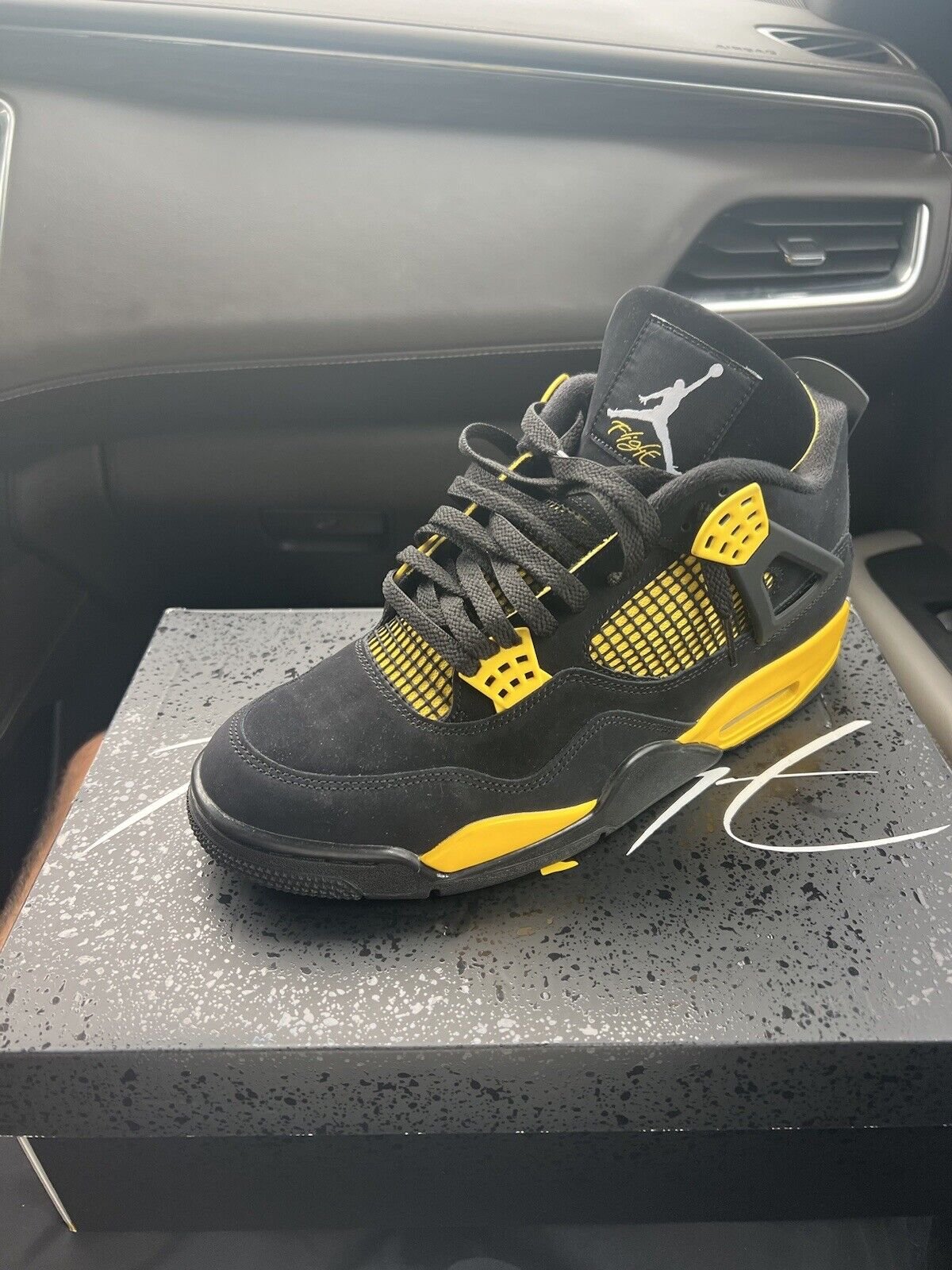 Air Jordan 4 Retro ‘Thunder’ photo review