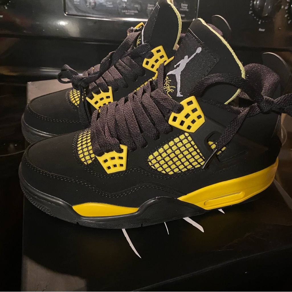 Air Jordan 4 Retro ‘Thunder’ photo review