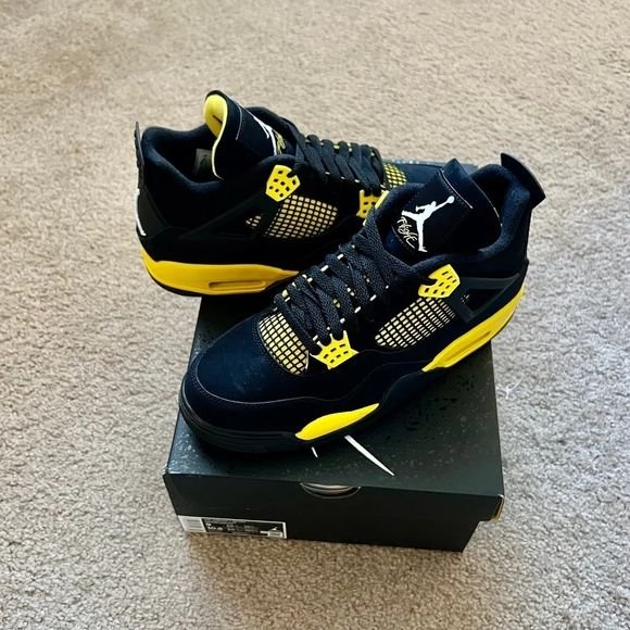 Air Jordan 4 Retro ‘Thunder’ photo review