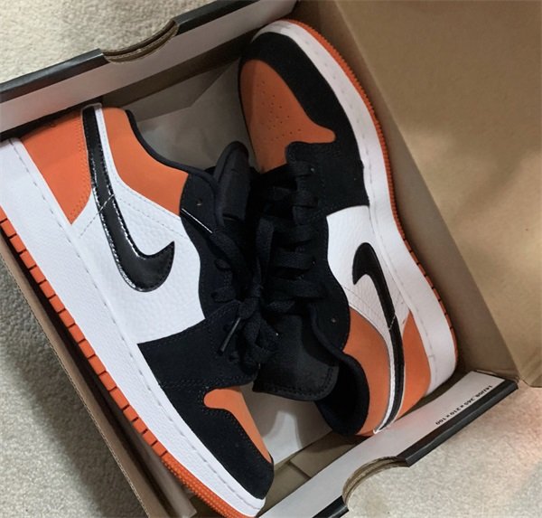 Air Jordan 1 Low ‘Shattered Backboard’ photo review