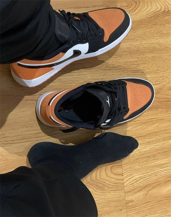 Air Jordan 1 Low ‘Shattered Backboard’ photo review