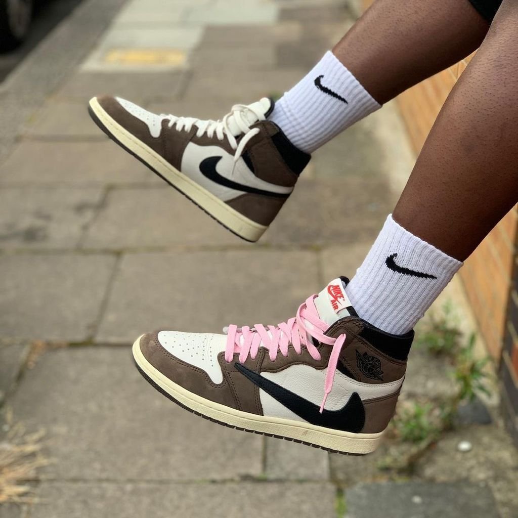 Air Jordan 1 Retro High OG x Travis Scott ‘Mocha’ photo review