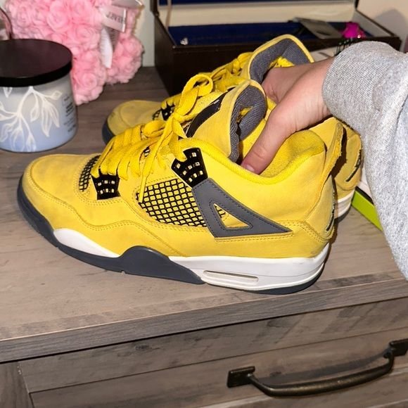 Air Jordan 4 Retro ‘Lightning’ photo review